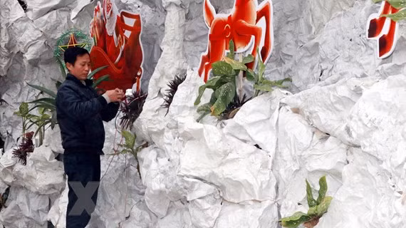  Giáo dân trang trí hang đá tại nhà thờ. (Ảnh: Nguyễn Lành/TTXVN)