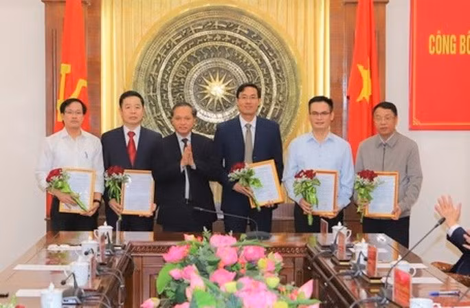  Ông Nguyễn Đức Quyền, Phó chủ tịch Thường trực UBND tỉnh Thanh Hóa trao quyết định, tặng hoa chúc mừng những người được bổ nhiệm giữ vị trí mới
