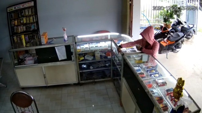Hình ảnh người phụ nữ vào cửa hàng điện thoại Tâm Sơn giả vờ mua điện thoại sau đó trộm cắp HÌNH ẢNH TRÍCH TỪ CAMERA AN NINH