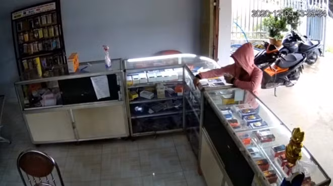 Hình ảnh người phụ nữ vào cửa hàng điện thoại Tâm Sơn giả vờ mua điện thoại sau đó trộm cắp HÌNH ẢNH TRÍCH TỪ CAMERA AN NINH