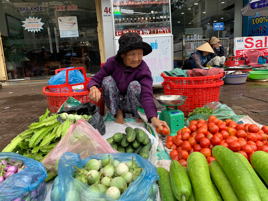 Mặc dù đã 86 tuổi nhưng bà Trần Thị Bồng vẫn phải bươn chải mưu sinh. Ảnh: Phương Linh