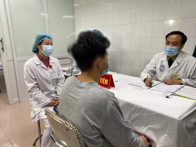 Người đầu tiên tiêm thử nghiệm vắc-xin Nano Covax