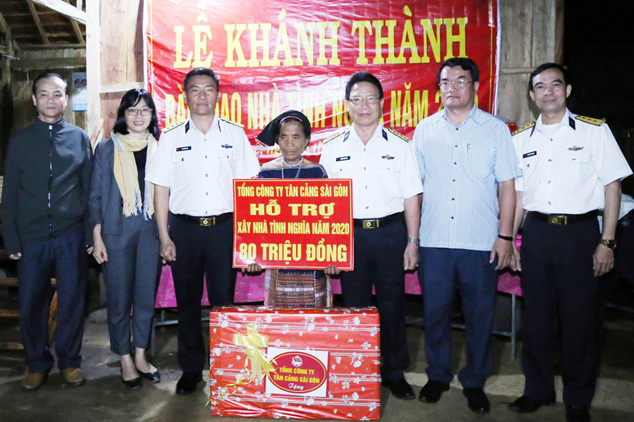 Khánh thành và bàn giao nhà tình nghĩa cho gia đình bà Đinh Thị Nót (làng Hòa Bình, xã Tú An, thị xã An Khê). Ảnh: Anh Huy Khánh thành và bàn giao bàn giao nhà tình nghĩa cho gia đình bà Đinh Thị Nót (làng Hòa Bình, xã Tú An, thị xã An Khê). Ảnh: Anh Huy