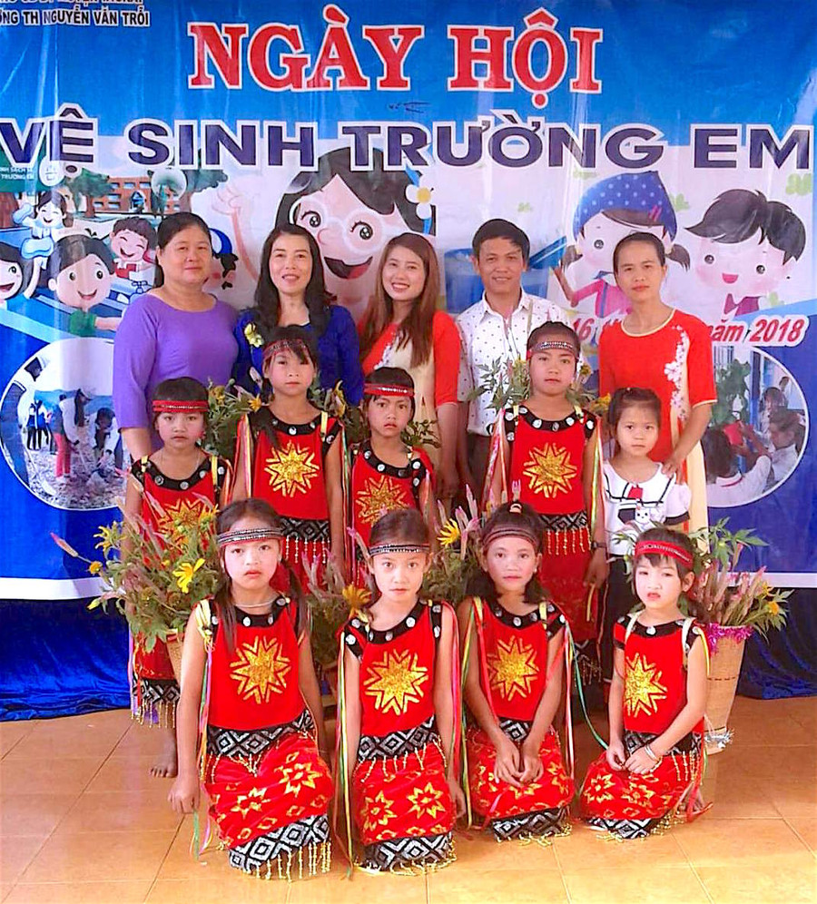 Trường Tiểu học Nguyễn Văn Trỗi (xã Ia Hrung, huyện Ia Grai) thường xuyên tổ chức các hoạt động ngoại khóa cho học sinh về giữ gìn vệ sinh môi trường. Ảnh Hồng Thi