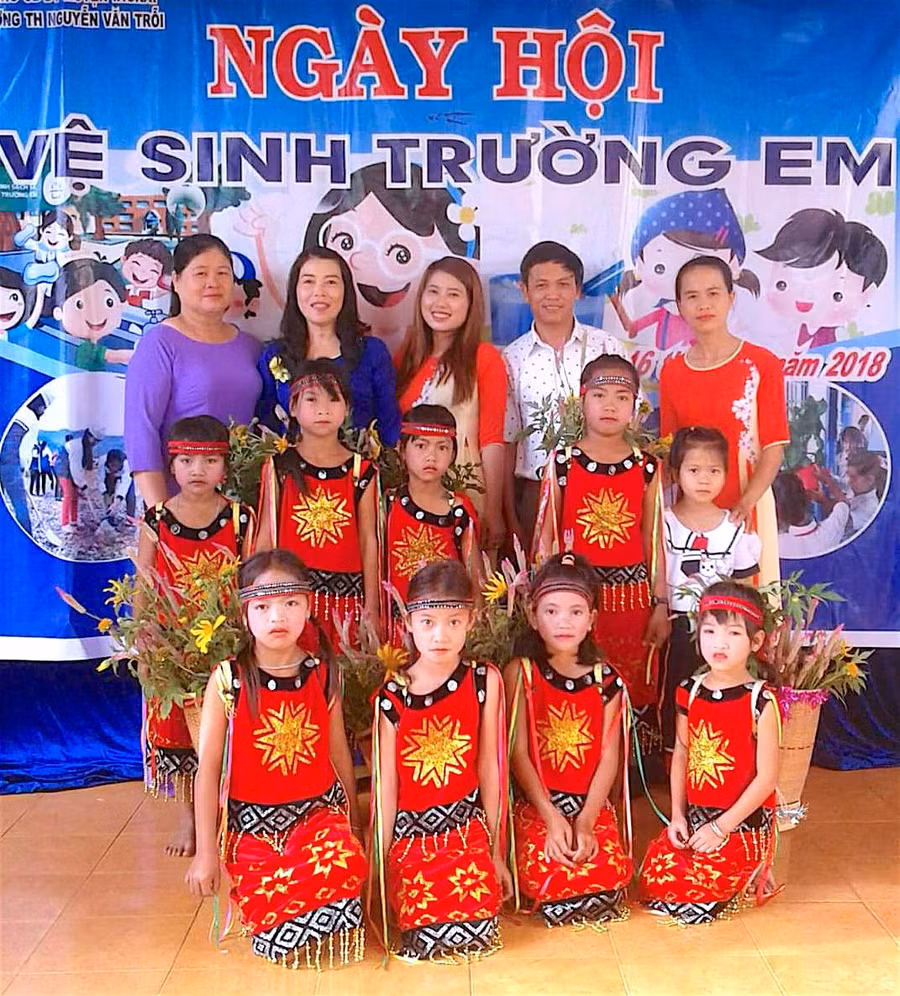 Trường Tiểu học Nguyễn Văn Trỗi (xã Ia Hrung, huyện Ia Grai) thường xuyên tổ chức các hoạt động ngoại khóa cho học sinh về giữ gìn vệ sinh môi trường. Ảnh Hồng Thi