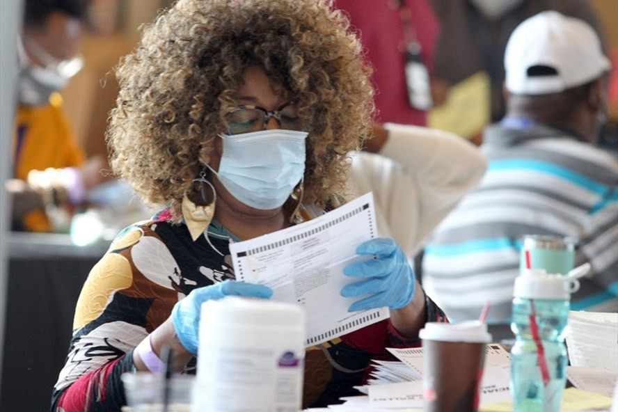 Nhân viên bầu cử kiểm tra lá phiếu ở quận Fulton, Georgia. Ảnh: AFP. Nhân viên bầu cử kiểm tra lá phiếu ở quận Fulton, Georgia. Ảnh: AFP.