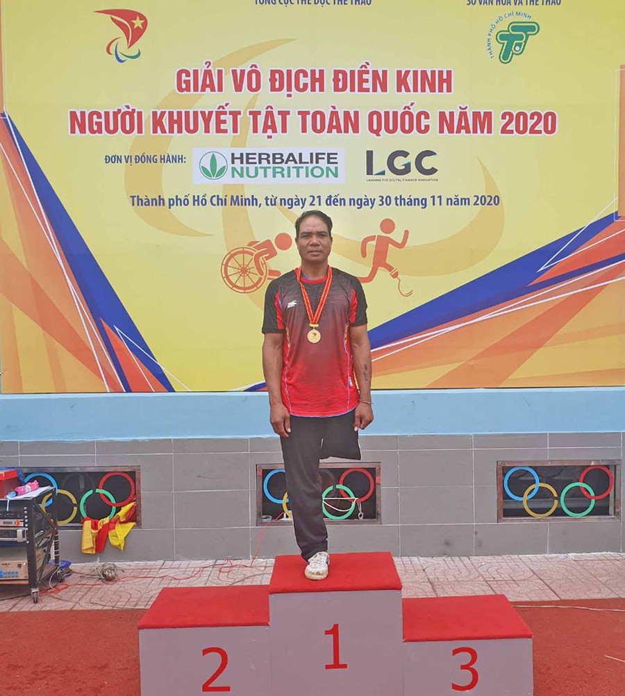 Vận động viên Rcom Huen trên bục nhận huy chương vàng môn đẩy tạ. Ảnh: Hà Phương Ảnh: Hà Phương