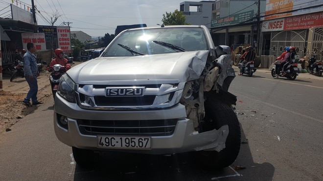 Xe bán tải và xe ô tô 7 chỗ bị tông hư hỏng nặng ẢNH: TRÙNG DƯƠNG