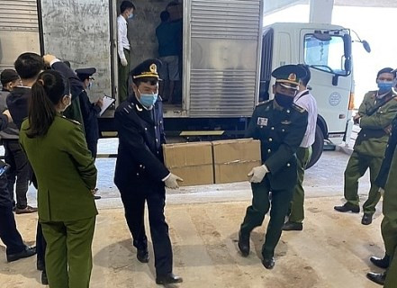 Lực lượng hải quan và công an, biên phòng bắt giữ vụ nhập lậu pháo và gỗ. (Nguồn: Thời báo Tài chính)