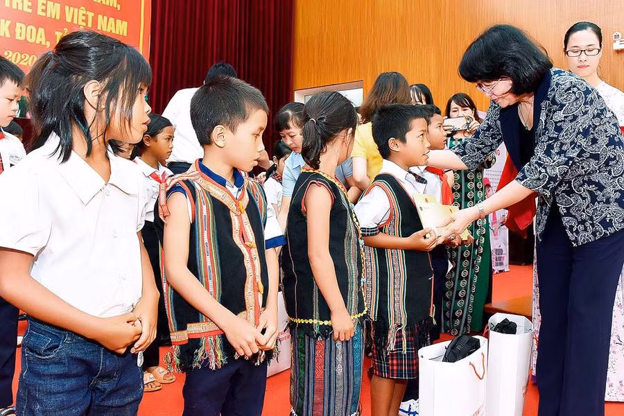 Phó Chủ tịch nước Đặng Thị Ngọc Thịnh trao học bổng cho học sinh nghèo huyện Đak Đoa. Ảnh: Đức Thụy