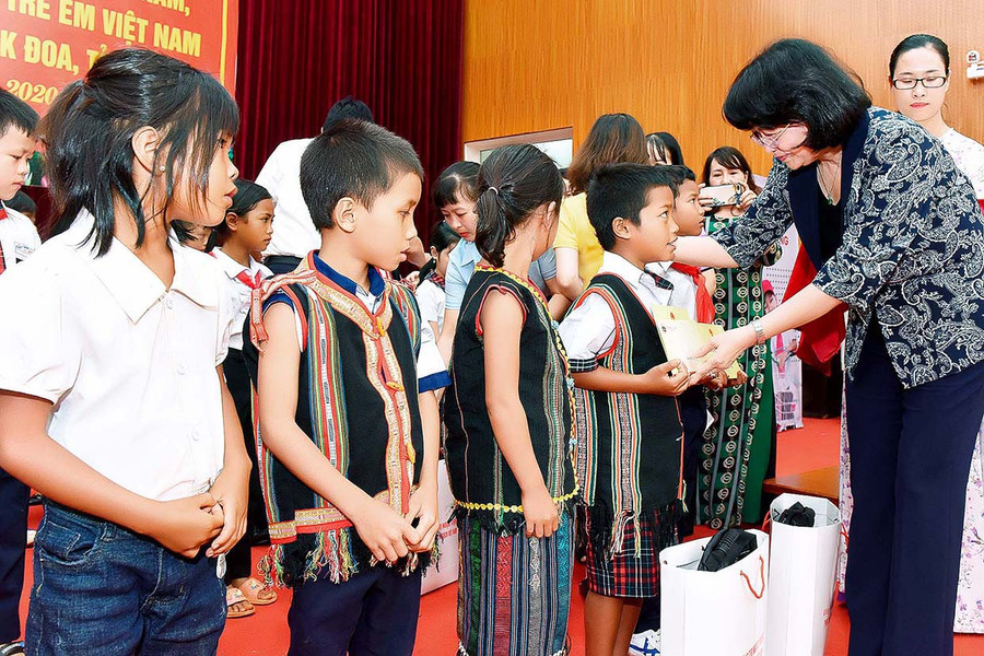Phó Chủ tịch nước Đặng Thị Ngọc Thịnh trao học bổng cho học sinh nghèo huyện Đak Đoa. Ảnh: Đức Thụy