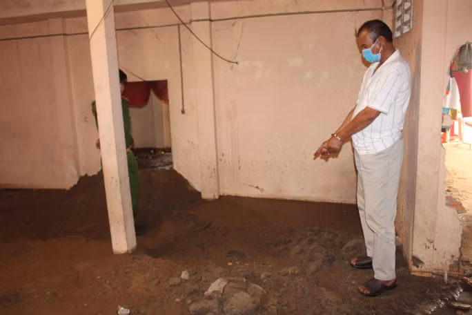  Kim Anh chỉ khu vực được cho là nơi cất giữ thiên thạch