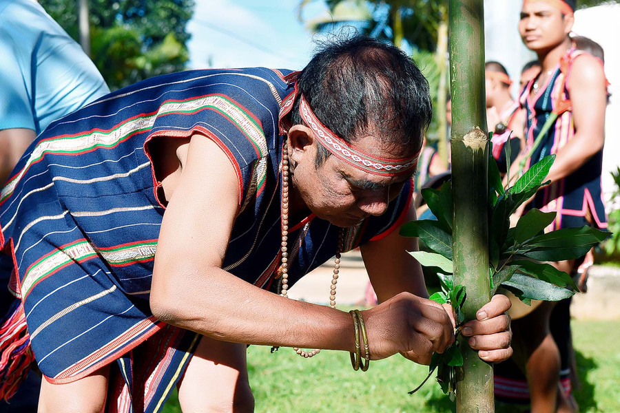 Già làng Ksor Hnao (bên phải) khấn thần sông, thần núi, thần lửa theo nghi lễ của người Jrai cầu chúc hạnh phục cho đôi bạn trẻ.