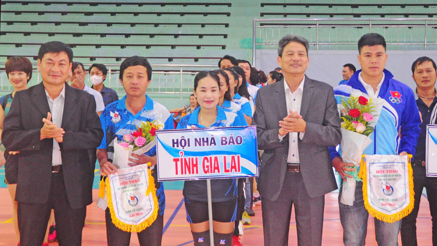 Ban tổ chức tặng cờ lưu niệm cho các đoàn VĐV thi đấu tại hội thao. Ảnh: Nguyễn Tú