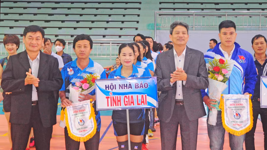 Ban tổ chức tặng cờ lưu niệm cho các đoàn VĐV thi đấu tại hội thao. Ảnh: Nguyễn Tú