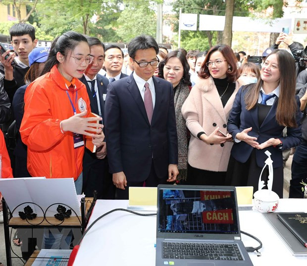 Phó Thủ tướng Chính phủ Vũ Đức Đam cùng đại biểu tham quan các không gian trưng bày ý tưởng khởi nghiệp của học sinh, sinh viên. (Ảnh: Thanh Tùng/TTXVN)