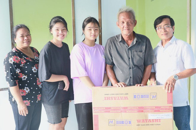  Trầm Lợi Mến (phải) cùng gia đình Trần Phương tại ngôi nhà mới ở Đất Lành - Ảnh: CÔNG THI