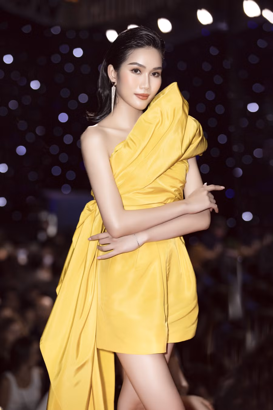 Riêng Á hậu Phương Anh chọn bộ váy màu vàng nổi bật khoe nhan sắc xinh đẹp không thua kém dàn chị.