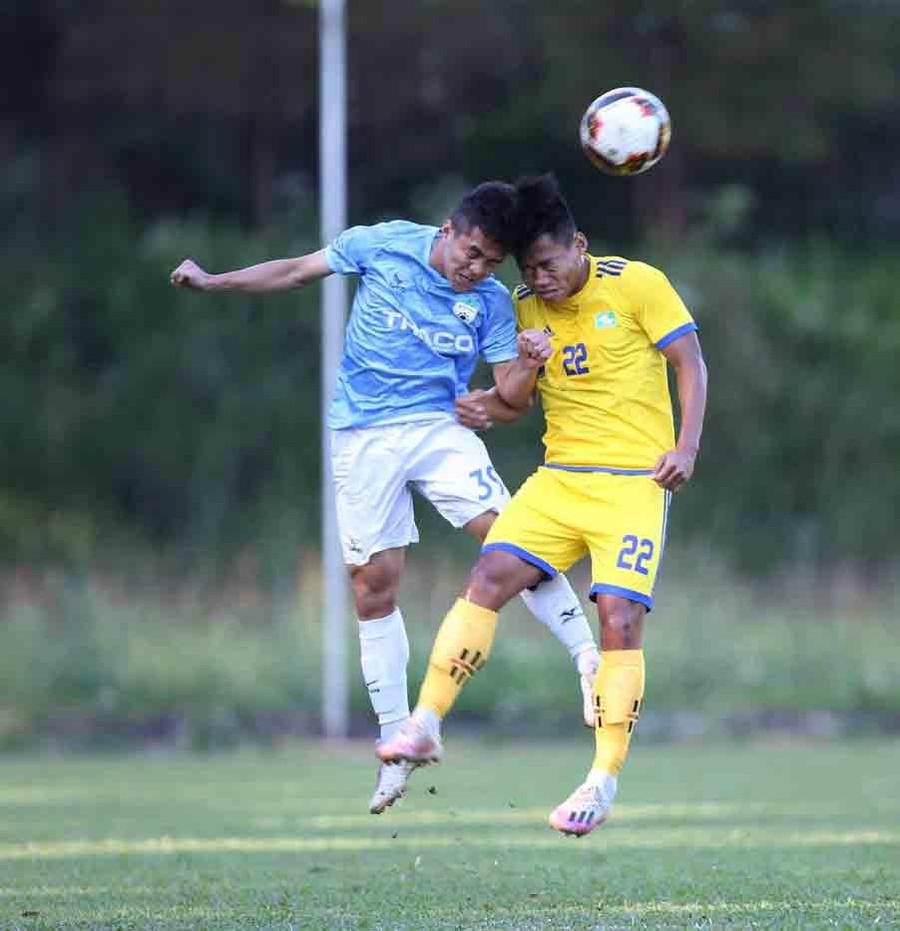 Cầu thủ U21 HAGL (bìa trái) trong trận đấu gặp U21 SLNA. Ảnh: Minh Trần