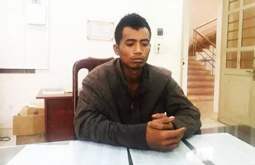 Nghi phạm Y Côt Bdap tại cơ quan công an.