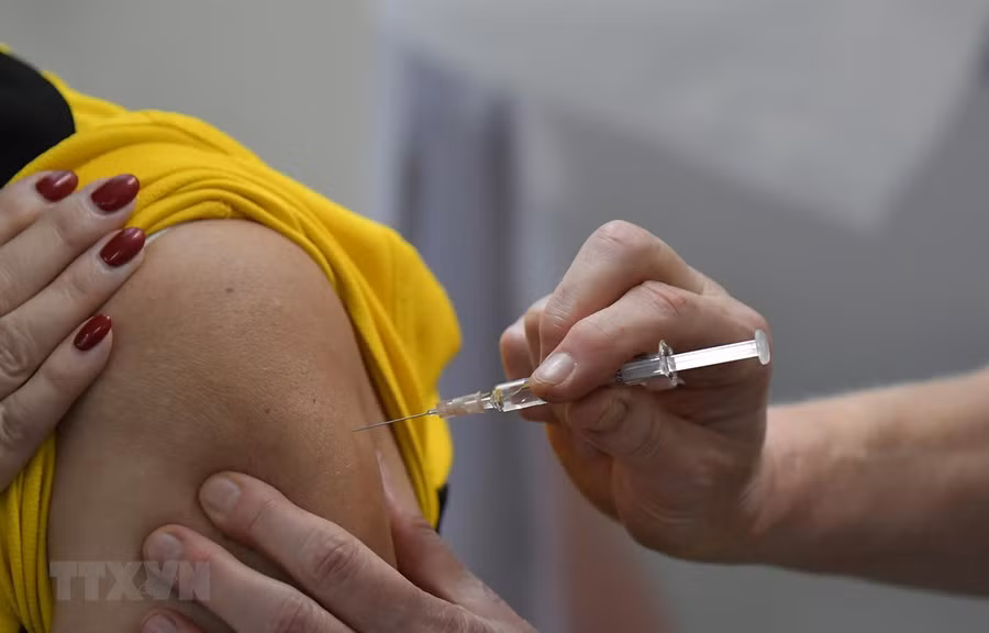 Tiêm phòng vắcxin ngừa COVID-19 cho tình nguyện viên. (Ảnh: AFP/TTXVN)