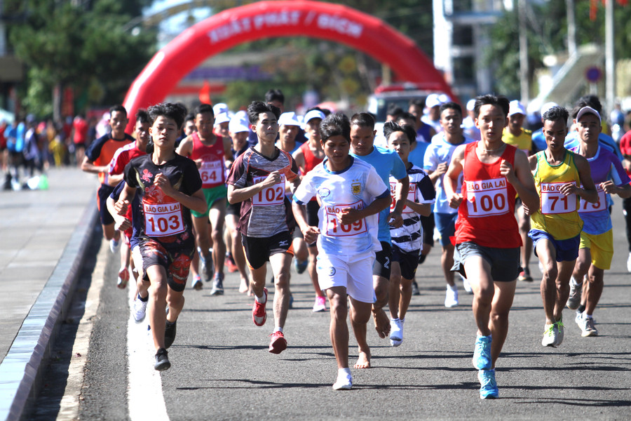 Các VĐV cạnh tranh quyết liệt trên đường đua. Ảnh: Lê Ngọc