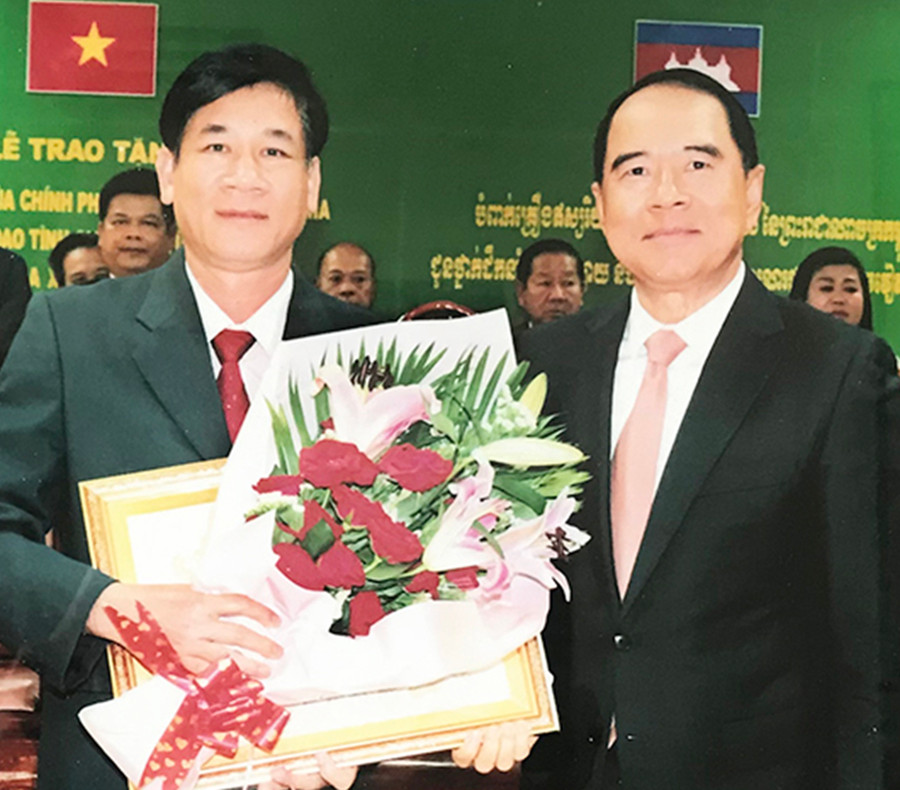 Đại tá Hoàng Đình Hòa (bên trái) vinh dự nhận Huân chương Hữu nghị của Chính phủ Vương quốc Campuchia. Ảnh: Lê Văn Ngọc  Đại tá Hoàng Đình Hòa (bên trái) vinh dự nhận Huân chương Hữu nghị của Chính phủ Vương quốc Campuchia. Ảnh: Lê Văn Ngọc