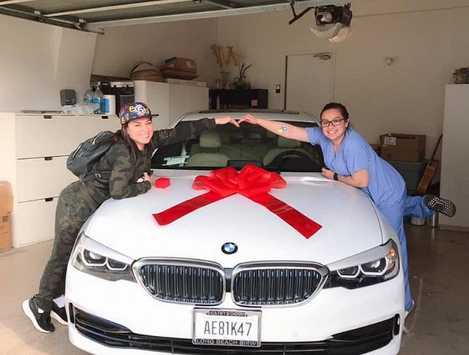 Con gái của Phi Nhung đang sống ở Mỹ. Khi sắp xếp được thời gian, cô bay sang thăm. Cách đây không bao lâu, Phi Nhung còn khoe được con gái tặng xe hơi khiến nhiều người ngưỡng mộ. Ảnh: NSCC.