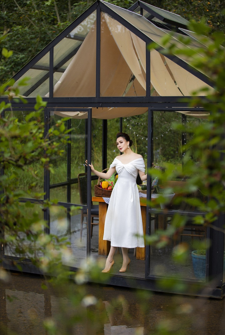 Trong khung cảnh thiên nhiên xanh mát, nữ ca sĩ khoe làn da không tì vết và thần thái tươi tắn, rạng rỡ.