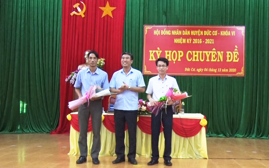  Ông Vũ Mạnh Định-Chủ tịch UBND huyện Đức Cơ tặng hoa chúc mừng tân Phó Chủ tịch UBND huyện. Ảnh: Lê Văn Châu