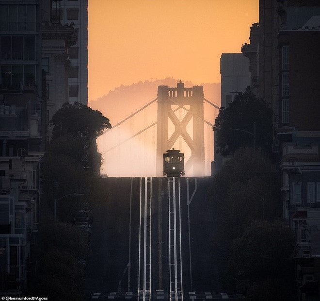 Để chụp được bức ảnh bình minh tuyệt đẹp ở San Francisco này, nhiếp ảnh gia Lee Mumford đã phải thức dậy trước khi mặt trời ló dạng. Lee giải thích: “Tôi bất ngờ với vận may của mình khi mọi thứ bắt đầu xuất hiện vào đúng vị trí. Ánh sáng hoàn hảo, chiếc xe điện mang tính biểu tượng, con đường thẳng tắp, cầu Vịnh Oakland và màn sương mù ấn tượng”. Để chụp được bức ảnh bình minh tuyệt đẹp ở San Francisco này, nhiếp ảnh gia Lee Mumford đã phải thức dậy trước khi mặt trời ló dạng. Lee giải thích: “Tôi bất ngờ với vận may của mình khi mọi thứ bắt đầu xuất hiện vào đúng vị trí. Ánh sáng hoàn hảo, chiếc xe điện mang tính biểu tượng, con đường thẳng tắp, cầu Vịnh Oakland và màn sương mù ấn tượng”.