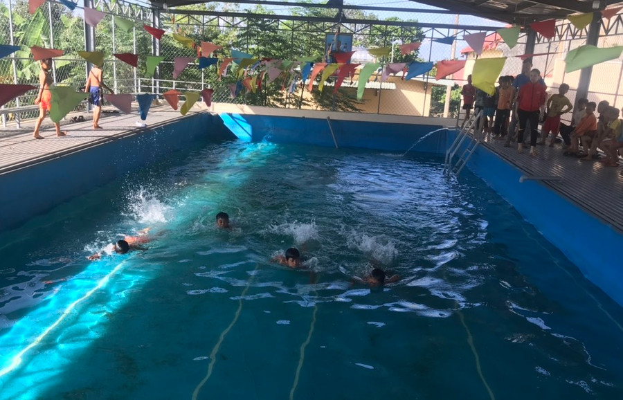 Học sinh Trường Tiểu học Võ Thị Sáu (xã Ia Sao, huyện Ia Grai) học bơi trong bể do Quỹ CĐPTTT vận động tài trợ. Ảnh: Thiên Di