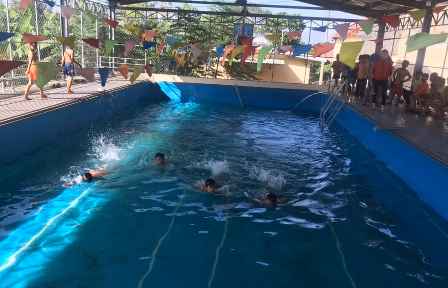 Học sinh Trường Tiểu học Võ Thị Sáu (xã Ia Sao, huyện Ia Grai) học bơi trong bể do Quỹ CĐPTTT vận động tài trợ. Ảnh: Thiên Di