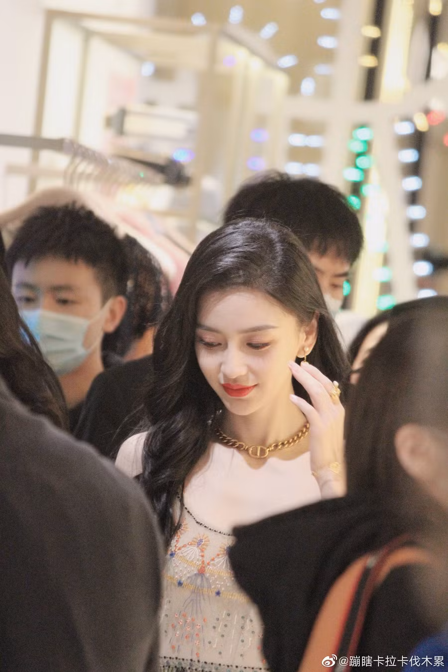 Gương mặt xinh đẹp không tì vết của người đẹp đang trong quá trình quay bộ phim cổ trang 