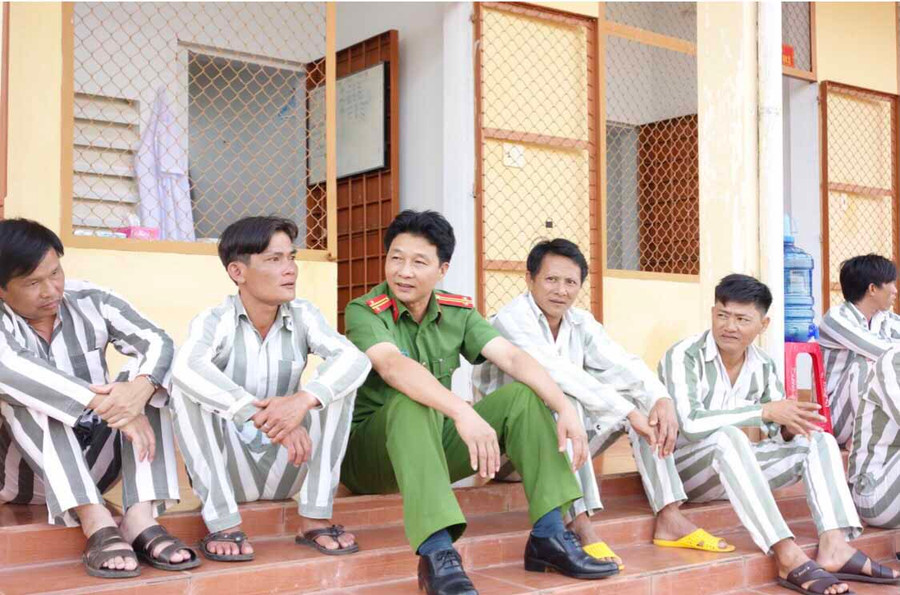  Cán bộ Trại giam Gia Trung trò chuyện cùng các phạm nhân. Ảnh: Duy Anh