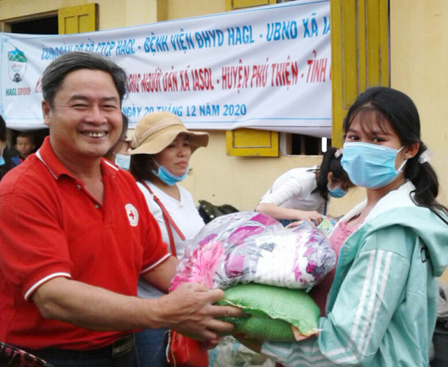  Tặng quà cho người nghèo xã Ia Sol. Ảnh: Hồng Ngọc