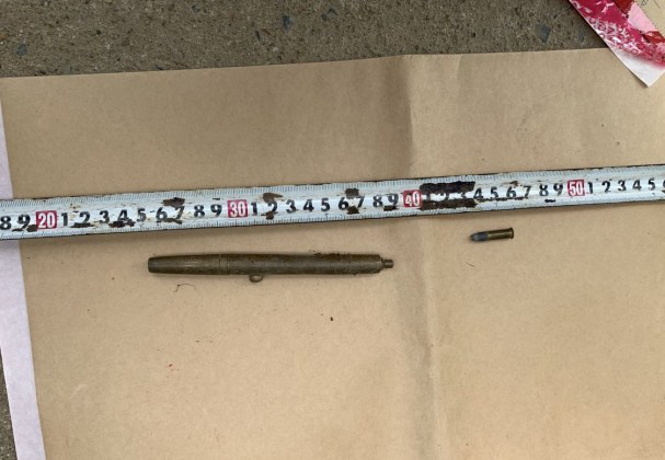 Khẩu súng bút và viên đạn thu giữ được tại nơi Nguyễn Xuân Trí cất dấu sau khi gây án Khẩu súng bút và viên đạn thu giữ được tại nơi Nguyễn Xuân Trí cất dấu sau khi gây án