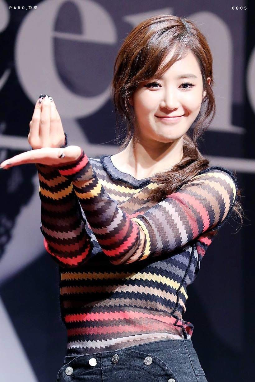 Trong SNSD, Yuri cũng là cái tên được đánh giá cao nhờ chất giọng khàn nhẹ khá lạ tai cùng ngoại hình đẹp, sáng sân khấu. Ảnh cắt clip.