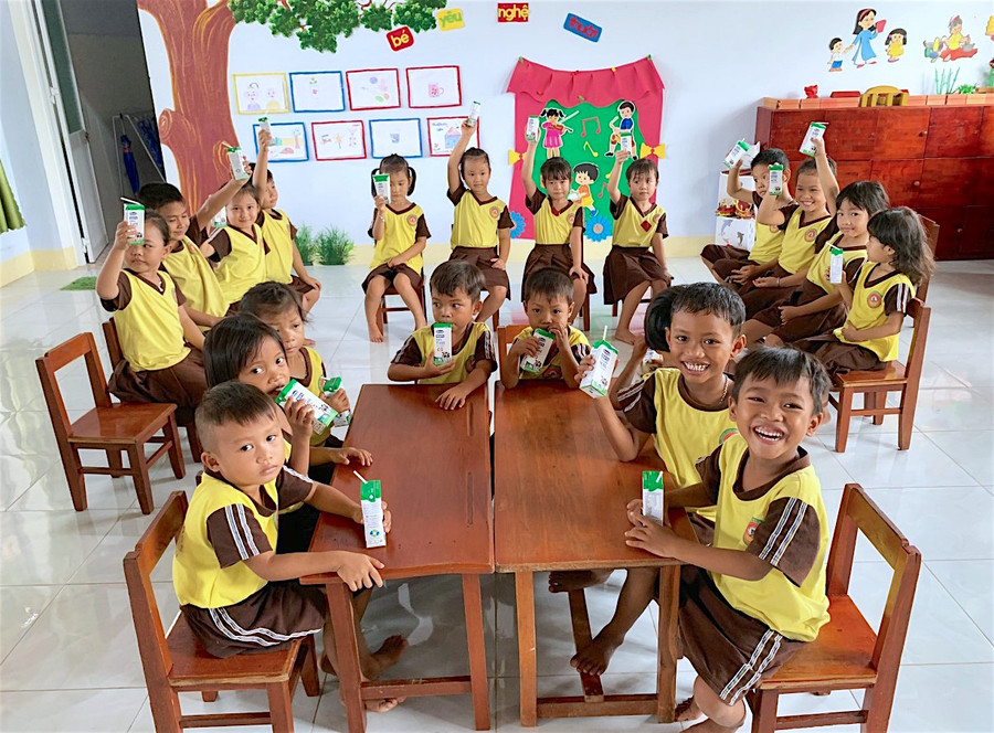 Các bé Trường Mầm non Sơn Ca (thị trấn Phú Túc, huyện Krông Pa) phấn khởi trong giờ uống sữa. Ảnh: Mộc Trà