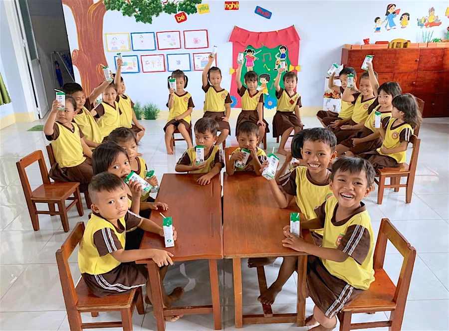Các bé Trường Mầm non Sơn Ca (thị trấn Phú Túc, huyện Krông Pa) phấn khởi trong giờ uống sữa. Ảnh: Mộc Trà