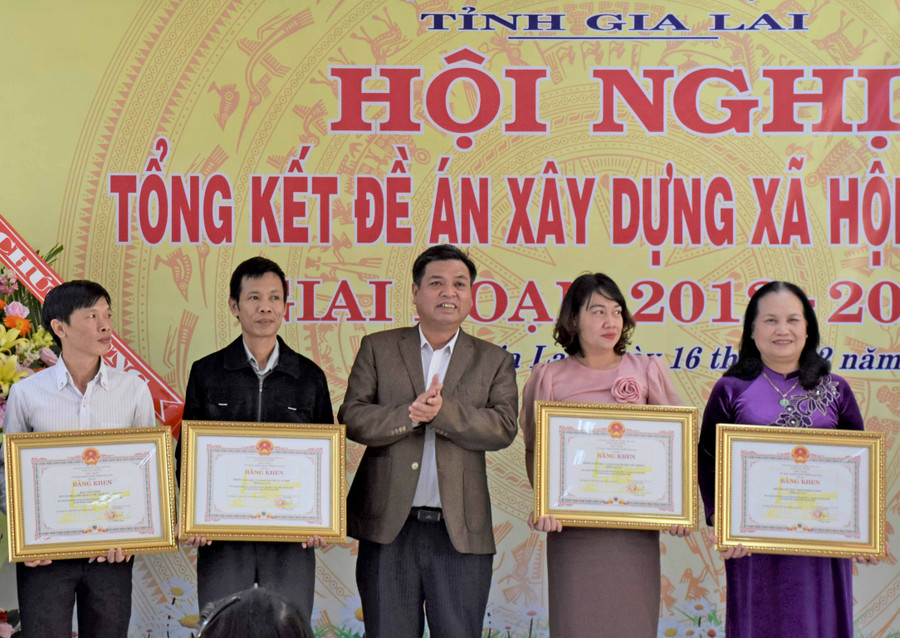 Phó Chủ tịch UBND tỉnh Kpă Thuyên trao bằng khen của Chủ tịch UBND tỉnh cho các tập thể có thành tích xuất sắc trong triển khai thực hiện Đề án. Ảnh: Trần Dung