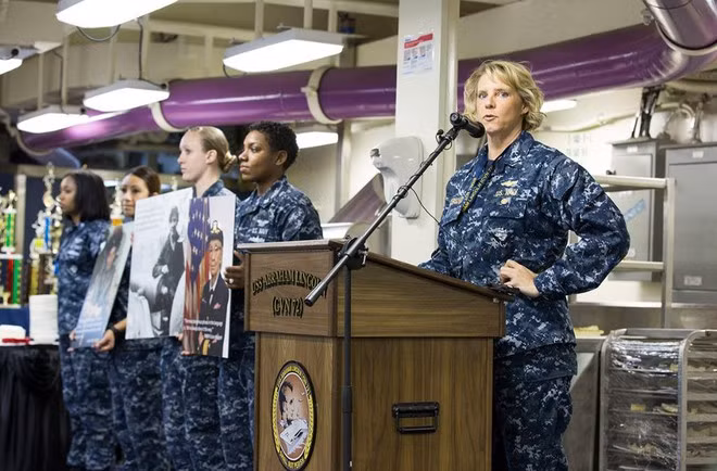 Đại tá Amy Bauernschmidt trên bục phát biểu - Ảnh: Hải quân Mỹ