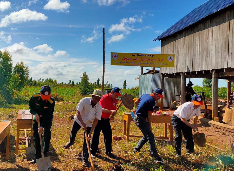 Khởi công xây dựng ngôi nhà yêu thương số 2. Ảnh: Hồng Ngọc