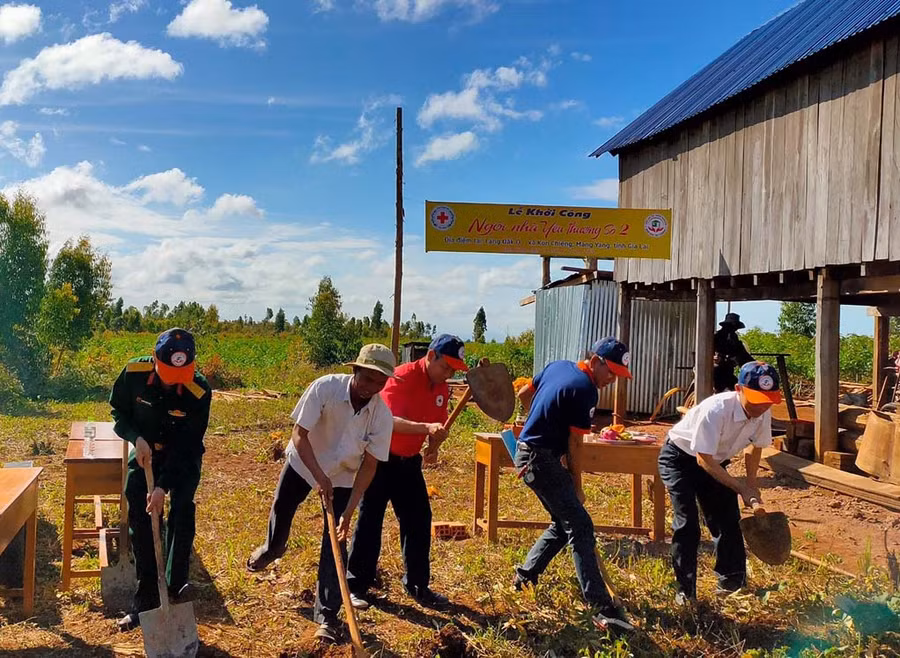 Khởi công xây dựng ngôi nhà yêu thương số 2. Ảnh: Hồng Ngọc