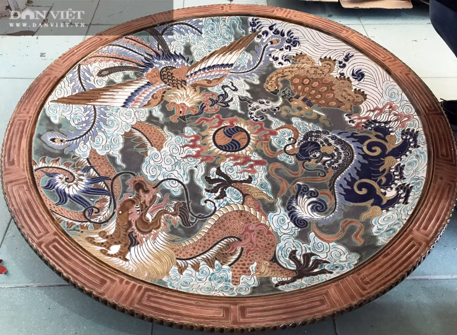  Những chiếc đĩa gốm hiếm hoi có kích thước khủng được thầy giáo Nam gìn giữ. Ảnh: M.A.