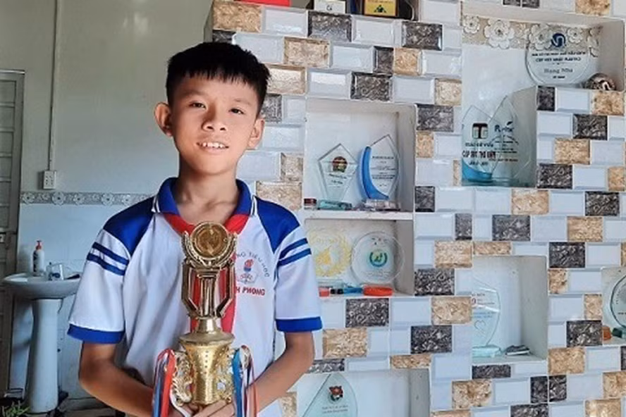 Đại biểu nhỏ tuổi nhất của Đại hội Thi đua yêu nước lần thứ X là Phan Nguyễn Thái Bảo (10 tuổi, học sinh lớp 4A trường tiểu học Bình Phong - Châu Thành - Tây Ninh).