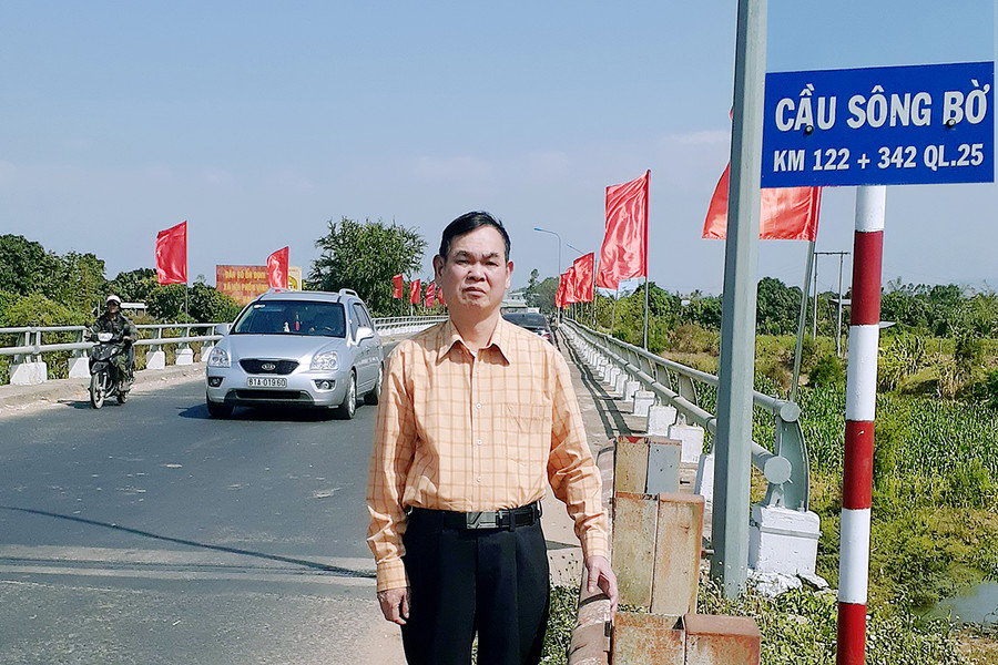 Tác giả thăm cầu Ea Nu (nay là cầu Sông Bờ). Ảnh: Hùng Tấn Tác giả thăm cầu Ea Nu (nay là cầu Sông Bờ). Ảnh: Hùng Tấn