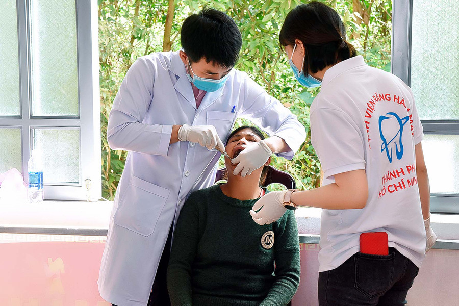 Ảnh 6: Người dân được y-bác sĩ Bệnh viện Răng-Hàm-Mặt TP. Hồ Chí Minh khám bệnh miễn phí.