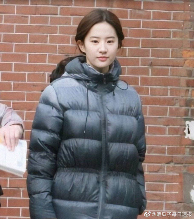 Áo phao dày sụ, gương mặt make up nhẹ nhàng nhưng Lưu Diệc Phi vẫn khiến cho nhiều con tim phải thổn thức.