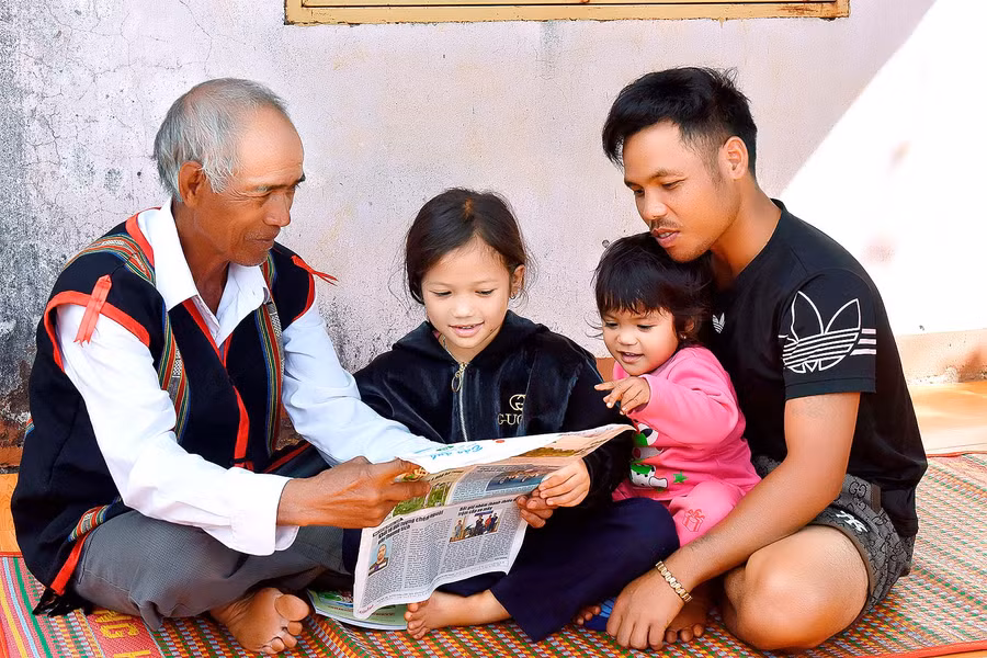 3.Già làng Hyưr, tích cực vận động con cháu giữ gìn và phát huy các giá trị văn hoá truyền thống tốt đẹp của từng dân tộc; xoá bỏ một số tập tục lạc hậu, mê tín, dị đoan, tiếp tục phát huy tinh thần đoàn kết, xây dựng buôn làng bình yên và ngày càng phát triển. 